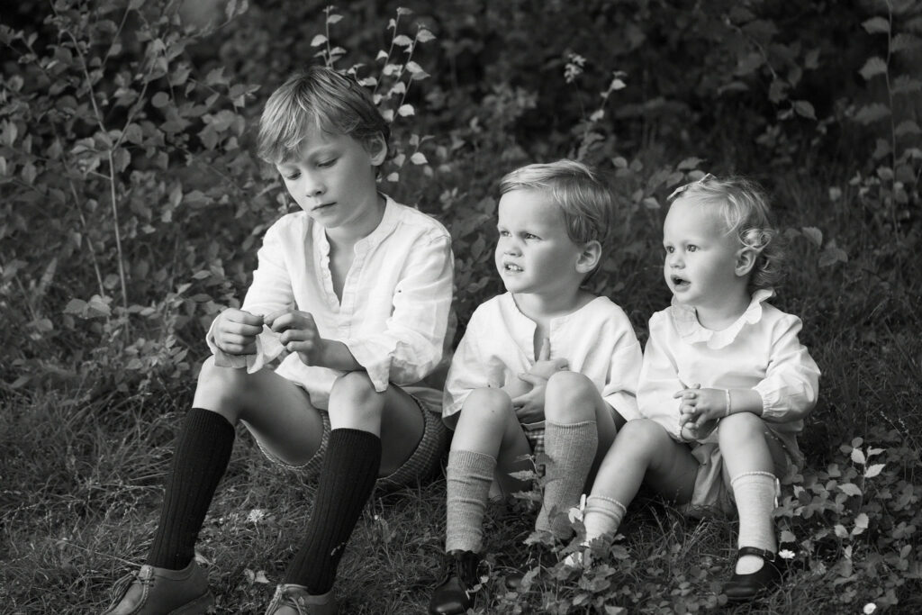 portrait enfants fratrie frères et sœurs assis dehors photographiés par marie cavelier à versailles