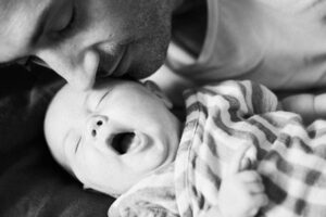 Pourquoi privilégier une séance photo de naissance à domicile ?